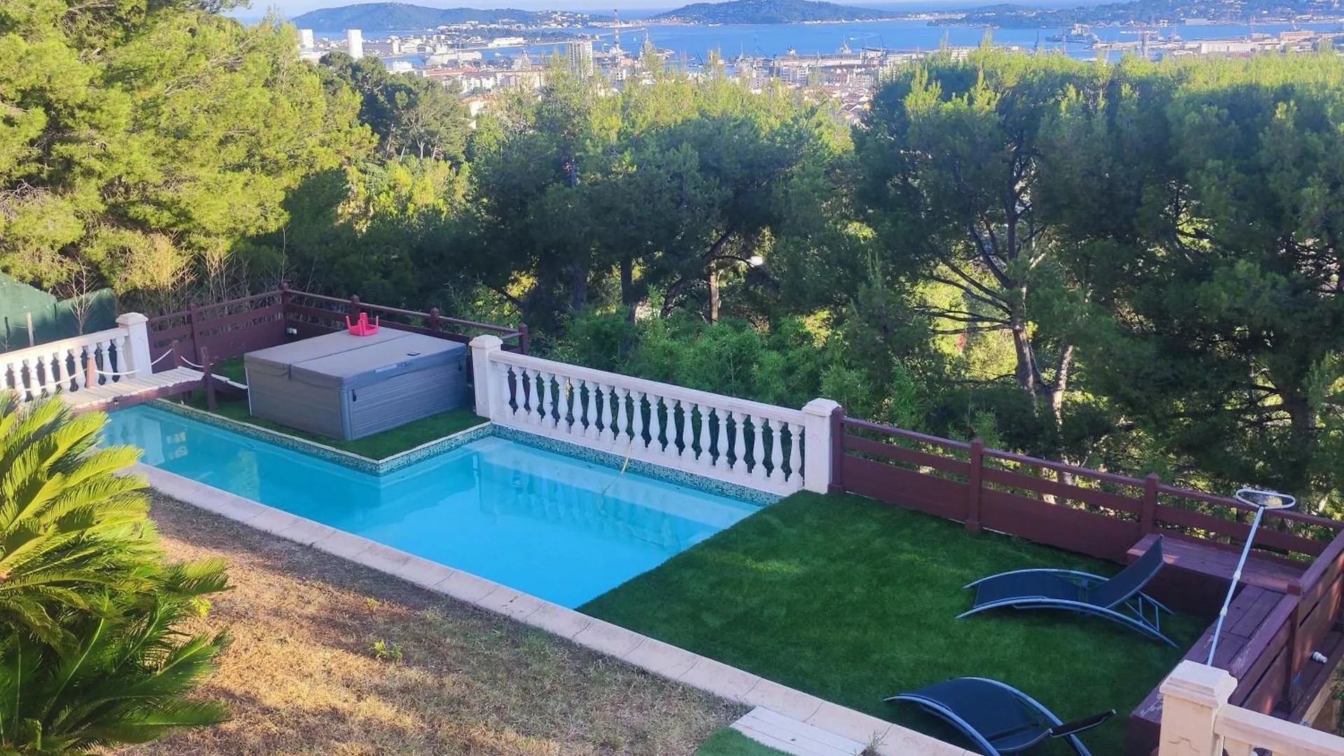 La Maison Bleue Toulon Bed & Breakfast