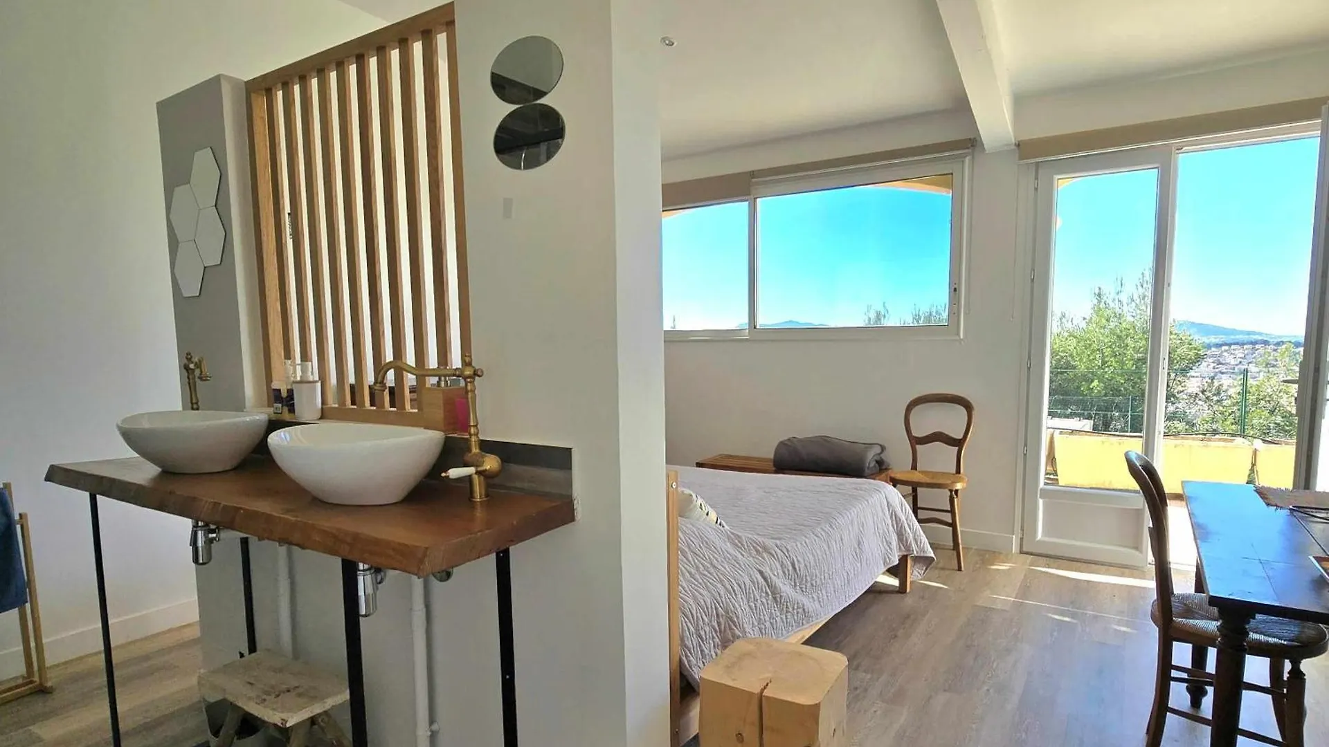 Bed & Breakfast La Maison Bleue Toulon